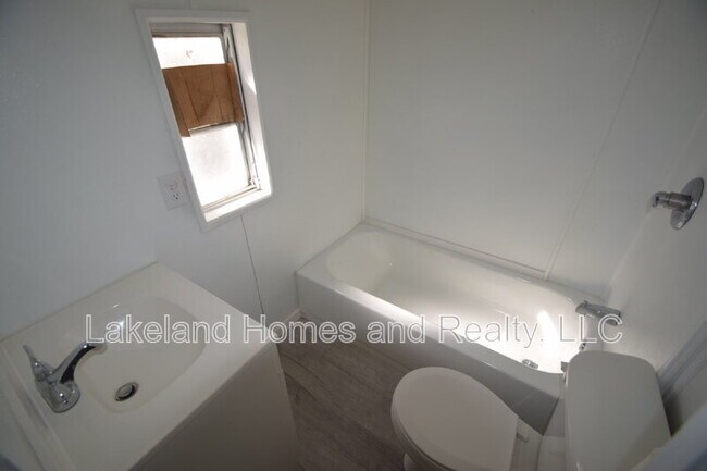 Building Photo - 4053 Bay Ave SE