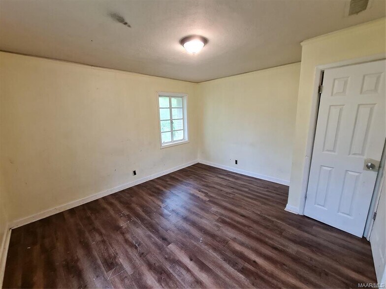 Building Photo - 1220 Lynwood Dr
