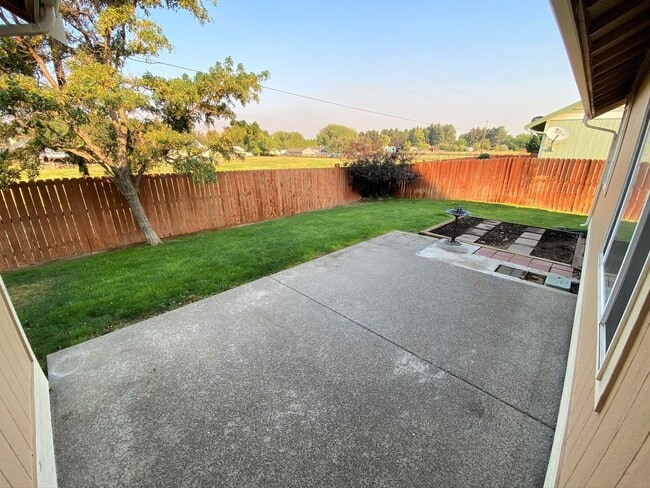 Building Photo - Large 3 Bed Home with Office, Fenced Yard, and Lawn Service!