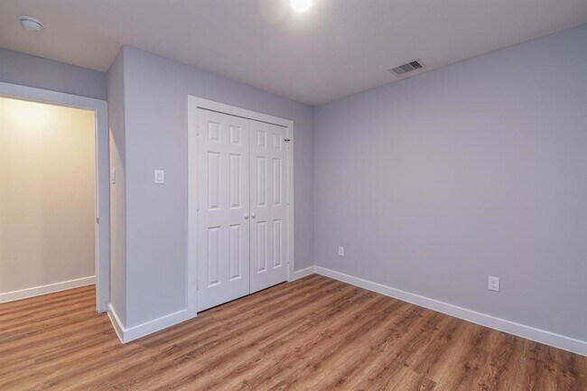 Building Photo - 6008 Wedgefield St