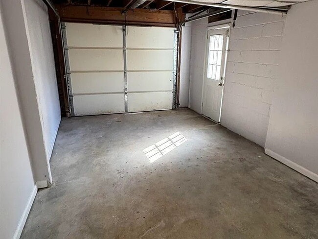Building Photo - Charming 3-Bed Home with 2 Full Baths and ...