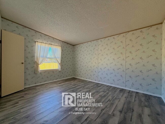 Building Photo - 5641 Columbia Dr