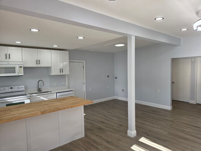 Building Photo - FOR RENT!!! NEWLY RENOVATED 2-BEDROOM TRIPLEX – UTILITIES INCLUDED – PRIME KISSIMMEE LOCATION!