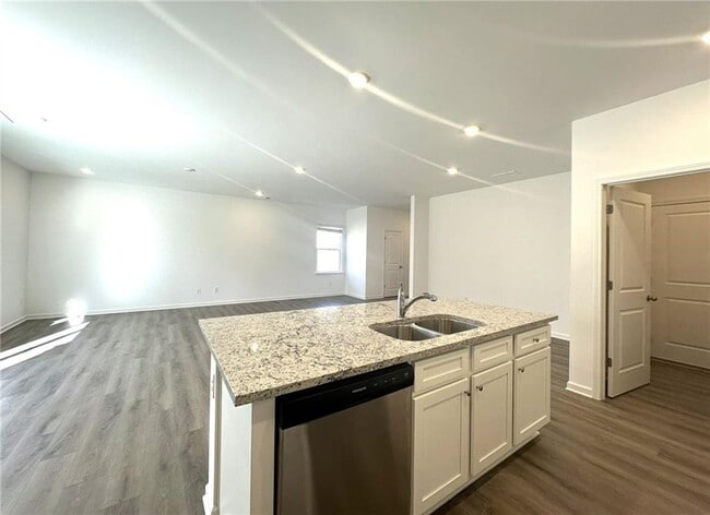 Building Photo - 472 Madison Lakeview Dr