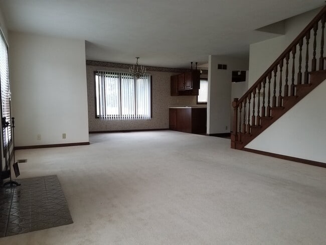 Building Photo - Beautiful 2-bedroom, 1-1/2 bath 2 Level Du...