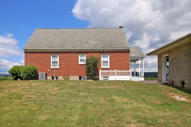 Building Photo - Fredericksburg 3 bedroom w 2 car garage