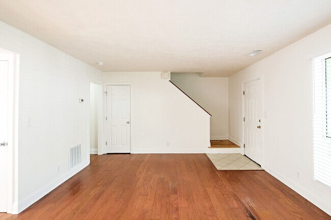 Building Photo - 117 Longwood Dr