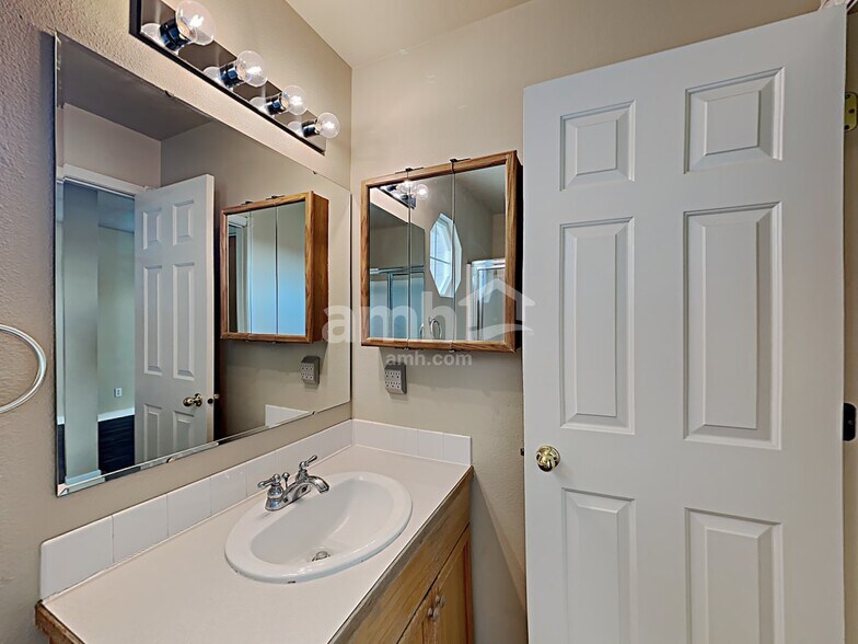Building Photo - 584 N Nebula Ave