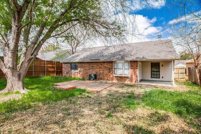 Building Photo - Beautiful 3-Bedroom Home Near Dining and Shopping with Spacious Backyard