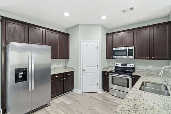 Building Photo - Charming 3 Bedroom Townhome with Private Patio & Fenced Backyard