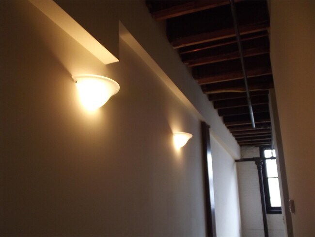 Building Photo - 125 Inman St E
