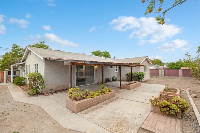 Building Photo - Single level home in San Carlos