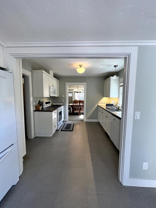 Building Photo - Charming Historical Home, Desirable Downtown Location. Flexible Lease Terms, 30-day Min. All Util...