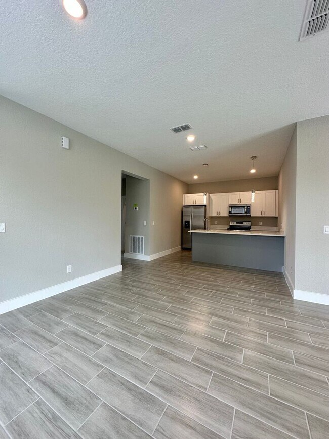 Building Photo - Brand New Modern Duplex !