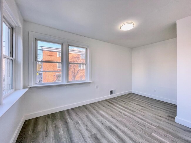 Building Photo - 389 Monmouth St