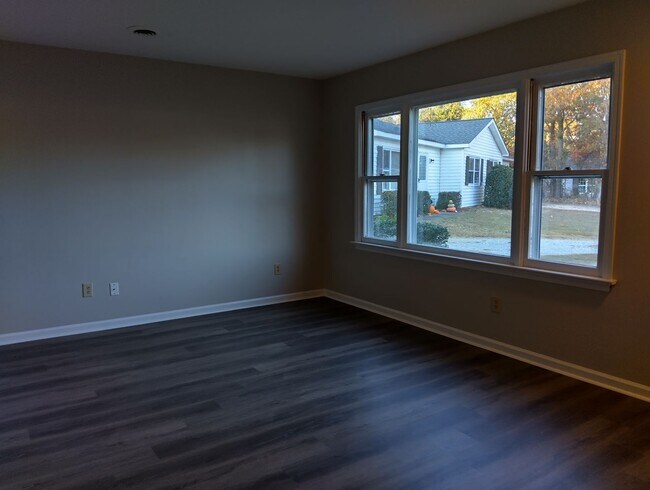 Building Photo - 7392 Bellehaven Dr