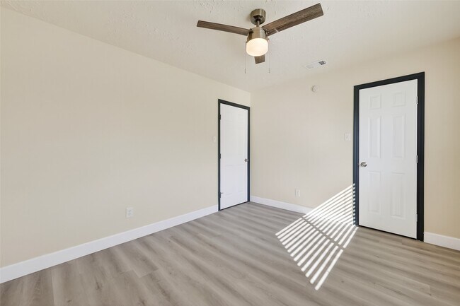 Building Photo - 7534 8 Willows Rd