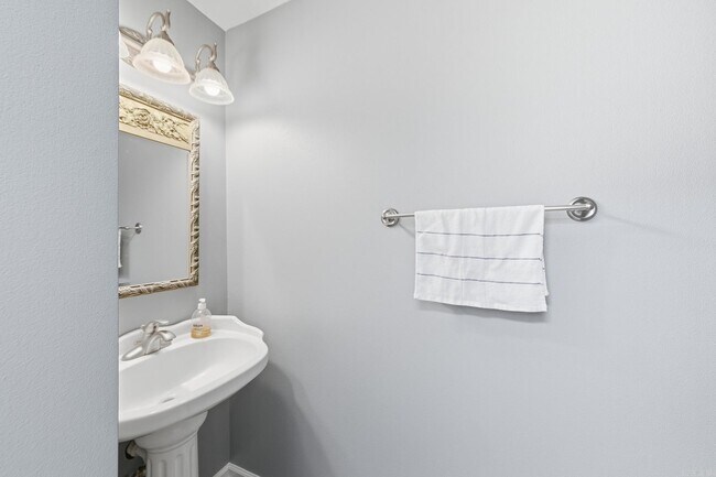 Building Photo - 20 Hillcrest Ln