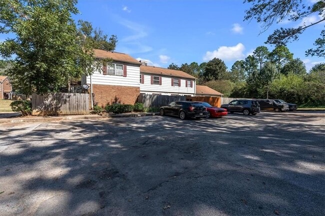 Building Photo - 2613 Stratford Ln