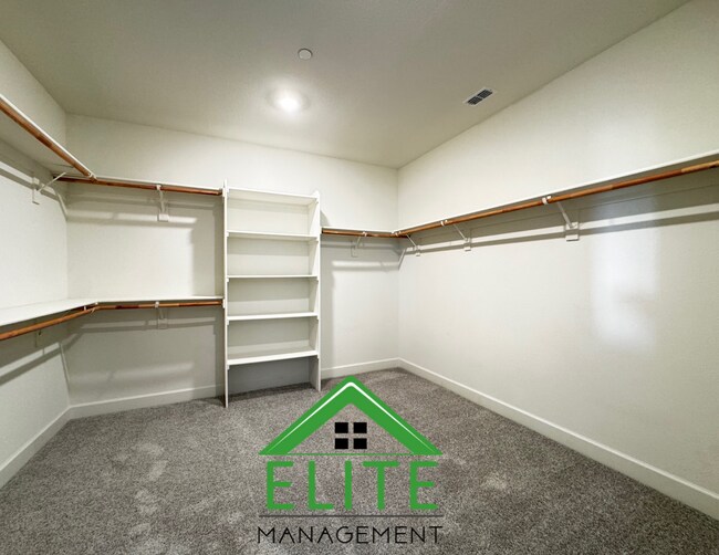Building Photo - Spacious and Modern 4-Bedroom Home in Desi...