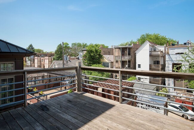 Building Photo - Large 3 BR/3 BA Duplex in the heart of Lincoln Park