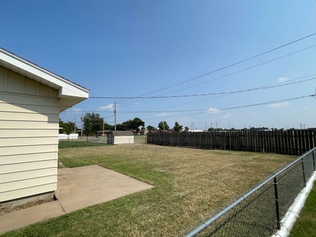 Building Photo - 3 Bedroom, 1 Bathroom House with Attached Garage