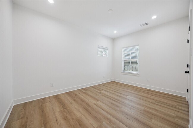 Building Photo - 1631 Beall St