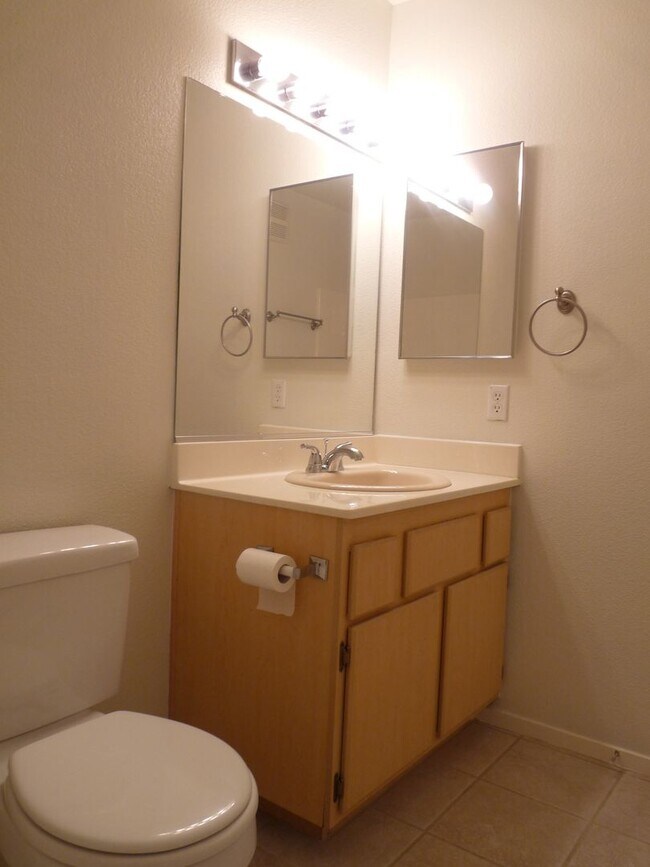 Building Photo - 2nd floor unit in gated community with pool