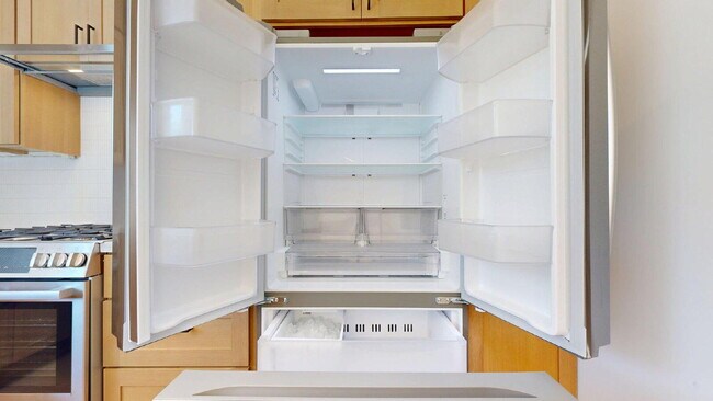 Building Photo - Modern, Convenient, Bright, Renovated 3BR/1BA Top Floor Flat with Dishwasher & In Unit Laundry