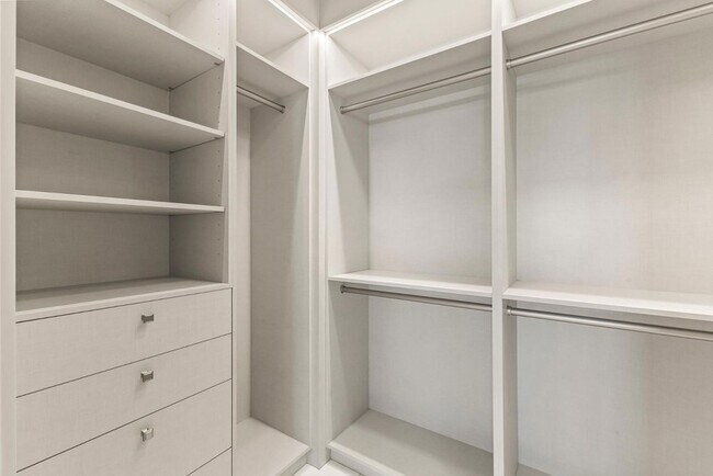 Building Photo - 6587 N Palmeraie Blvd