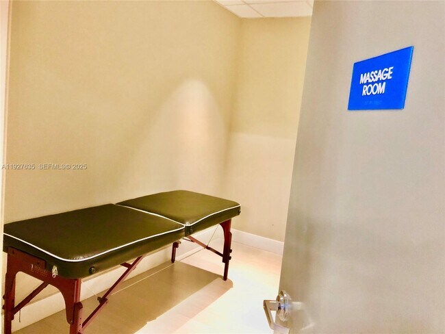 Building Photo - 601 NE 36th St