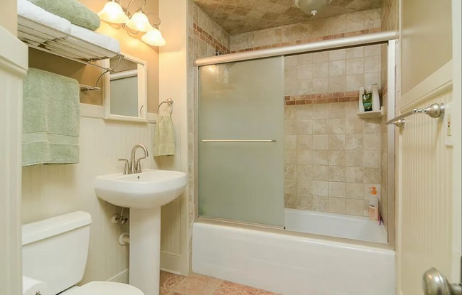 Building Photo - This Amazing 4BR/2 BA Home on Summit Hill ...