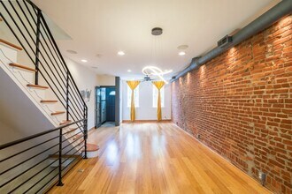 Building Photo - Wonderful East Passyunk Three Bedroom Home