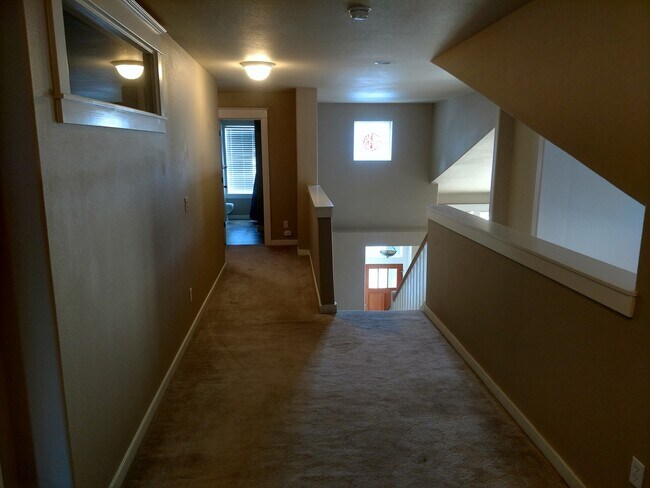 Building Photo - SW Bend - 3 Bed 2.5 Bath -Fenced-Corner lot-Amenities