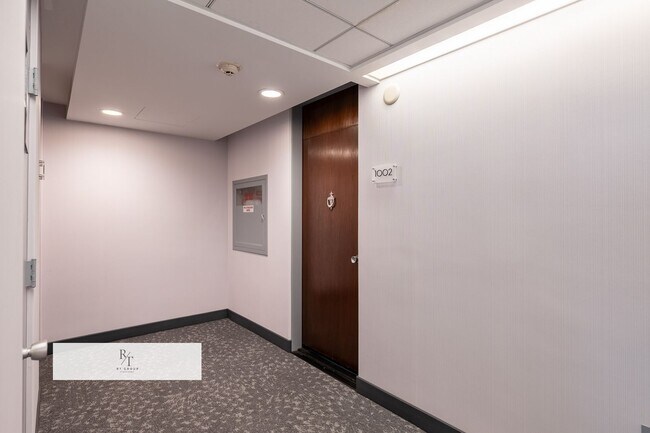 Building Photo - Modern 2-Bedroom Condo with Premium Amenities in Los Angeles