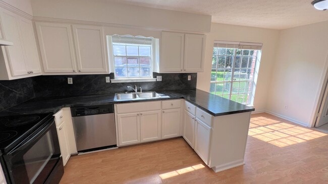 Building Photo - Lovely 3-Bedroom