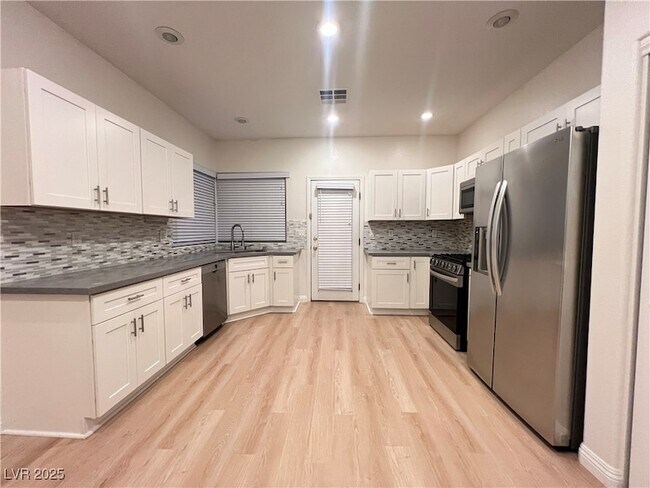 Building Photo - 10524 Isola Bella St