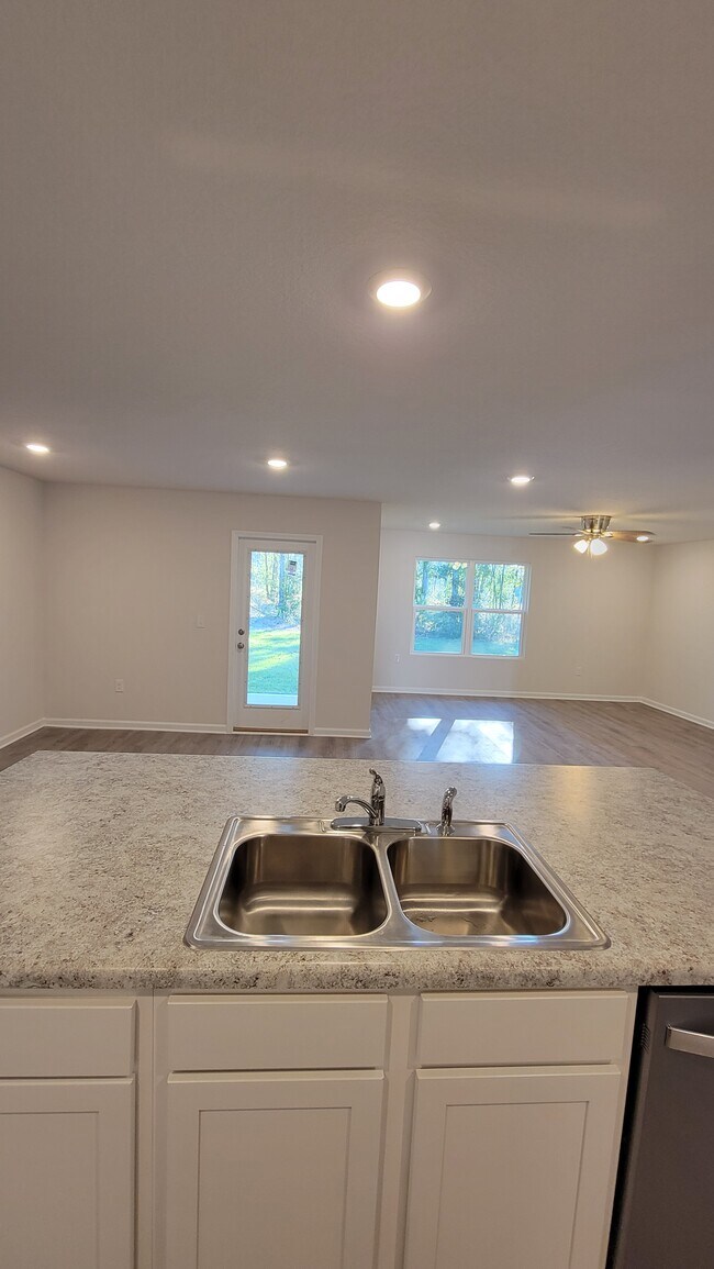 Island - 5402 Peach Dr