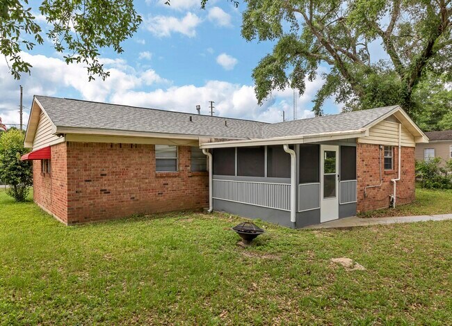 Building Photo - 460 School Ave