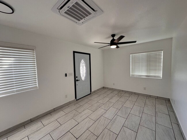 Building Photo - Beautiful 2 Bed 2 Bath duplex in Ontario