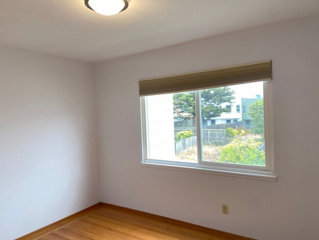 Building Photo - 1st Floor 2Bd / 1Ba  Flat With Garage Parking
