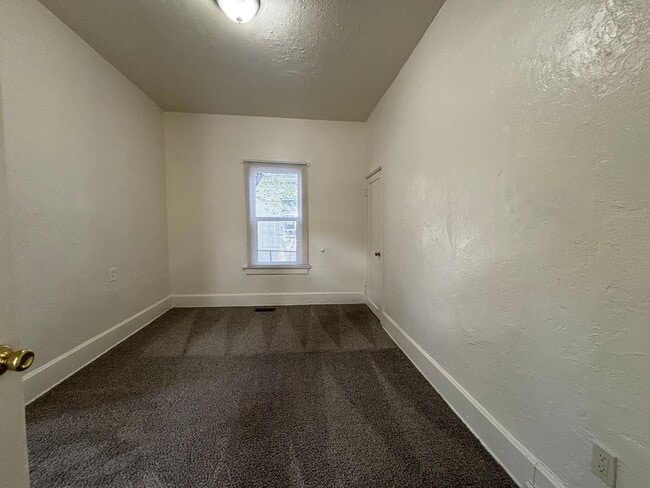 Building Photo - 1 Bedroom 1 Bathroom w/Office - Available ...