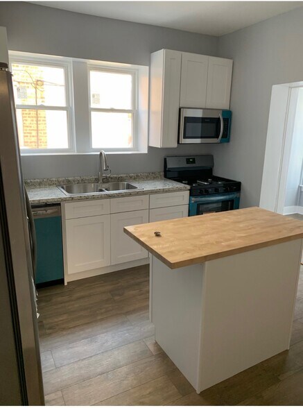 Building Photo - 8340 S Manistee Ave