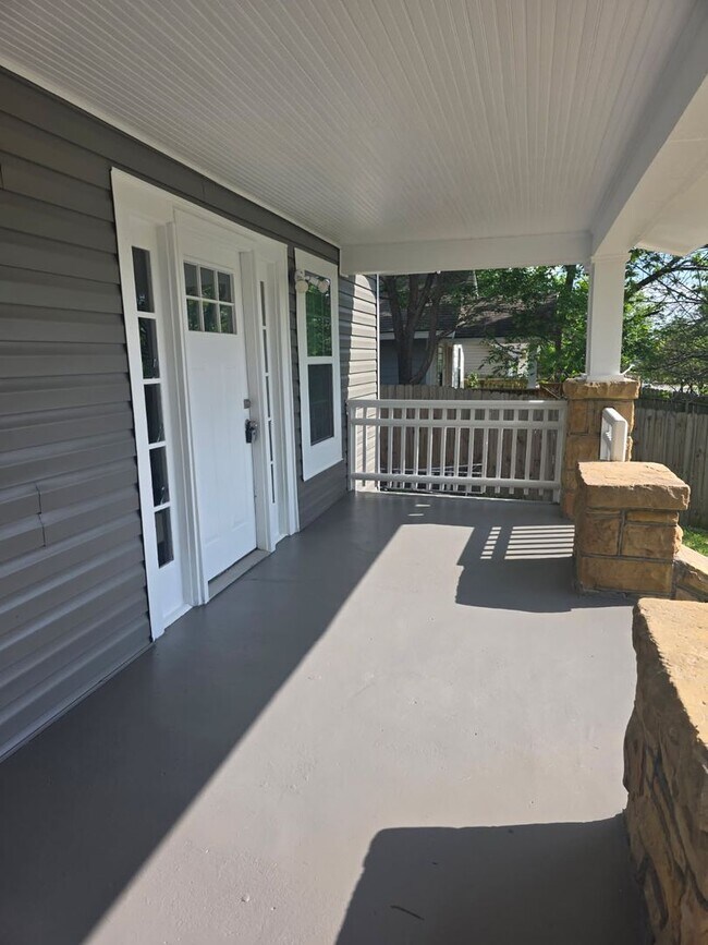 Building Photo - Step into this updated 4-bedroom, 2-bath home ideally situated in the heart of Sand Springs.