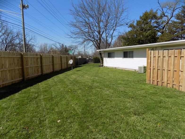 Building Photo - 2505 Maplewood Dr