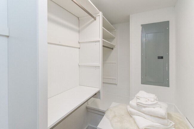 Building Photo - Hip 1 Bed/2Bath w/ Den; Gorgeous exterior and spacious interior features in Chestnut Hill!