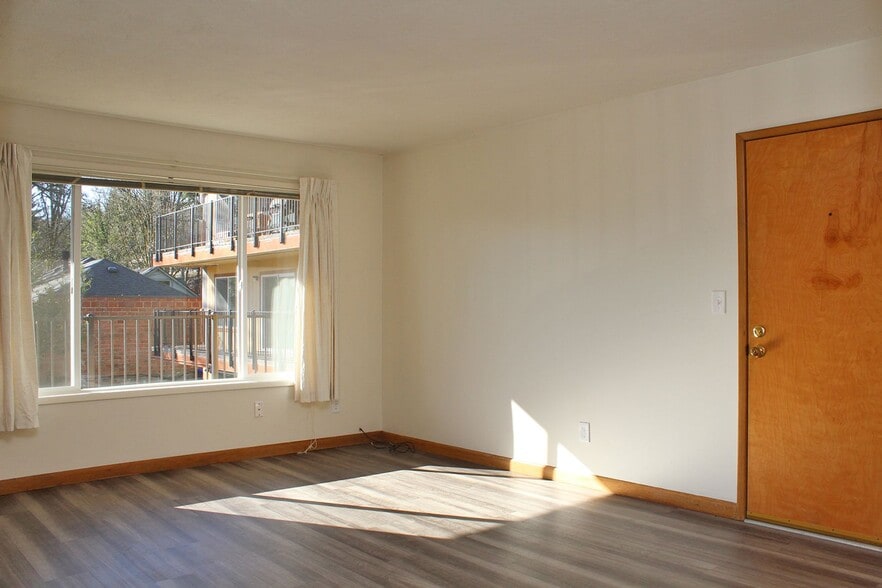 Building Photo - 930 SW Gibbs St