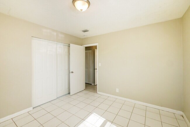 Building Photo - 4110 NW 39th Ave