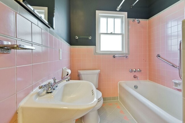 Building Photo - Updated Bungalow located in Downtown Redwood City & 15 miles from SF International Airport