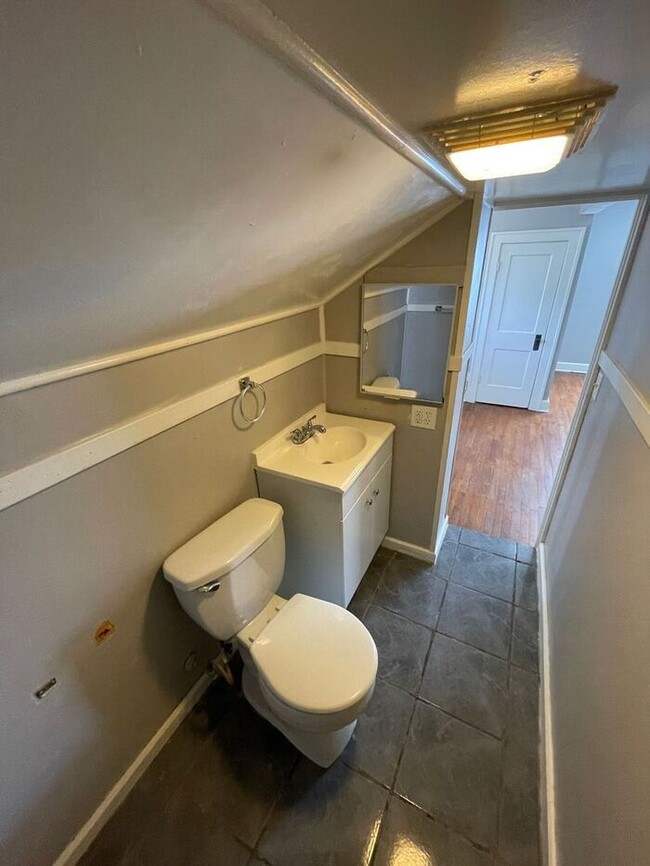 Building Photo - Charming 3 bedroom, 1.5 bathroom home in I...